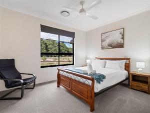 En eller flere senge i et værelse på Turf and Surf - Secluded Haven between Beach & Town