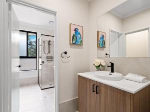 Et badeværelse på Turf and Surf - Secluded Haven between Beach & Town + 29 billeder