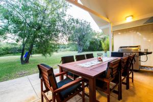 Κήπος έξω από το The Willows - A Lush Beachside Retreat for Families