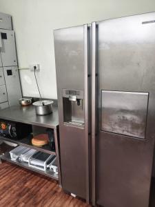 einem großen Kühlschrank aus Edelstahl in einer Küche in der Unterkunft Vybe Hostel in Bangalore + 17 Fotos
