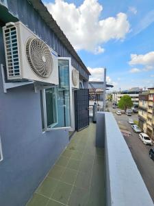 クチンにあるAstronaut Riverview Kuching Homestayの建物の横に位置するバルコニー(エアコン付)