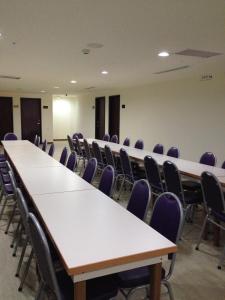 une rangée de tables et de chaises dans une pièce dans l'établissement Big Bear Hotel, à Kaohsiung