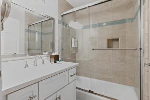 Ένα μπάνιο στο Luxury Ocean View Condo - Heated pool and Spa condo +37 φωτογραφίες