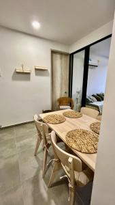 een eetkamer met een tafel en stoelen en een bed bij Samaia Loft in Santa Marta