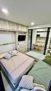 Un dormitorio con dos camas y una mesa dentro. en Samaia Loft, en Santa Marta