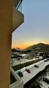 uitzicht op twee auto's geparkeerd op een parkeerplaats bij Samaia Loft in Santa Marta