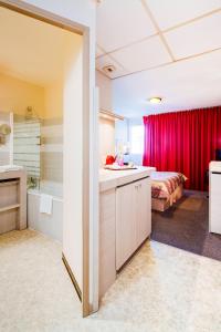 Letto o letti in una camera di Hôtel & Résidence Octel