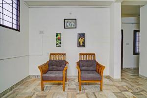 科钦Hotel O Highway Inn的房间里并排摆放的两把椅子