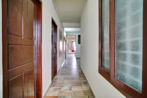 科钦Hotel O Highway Inn的走廊上设有门,铺有瓷砖地板 更多25张照片