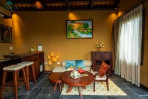 un soggiorno con un divano e un tavolo di Cometa Villas Ninh Binh a Ninh Binh
