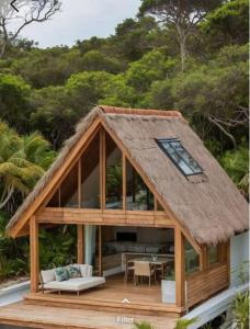 Casa de madera grande con techo de paja en Lahima Cabanas Villa, en Dikwella
