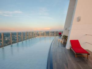 a swimming pool on the top of a building at Swissotel Santa Cruz de La Sierra in Santa Cruz de la Sierra