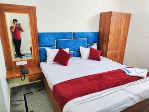 Postel nebo postele na pokoji v ubytování HOTEL RAJ - Near Railway station Haridwar + 3 fotografie