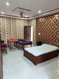 Postel nebo postele na pokoji v ubytování Hotel O Hindustan Villa
