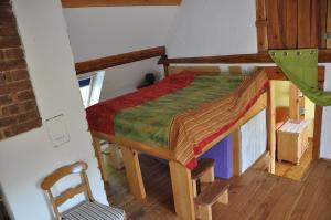 ein kleines Schlafzimmer mit einem Etagenbett und einem Stuhl in der Unterkunft Forsthaus Wilmeröderberg in Polle