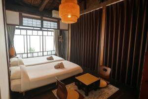 Un dormitorio con una cama y una ventana grande. en lulu, en Shimo-dachiyuuridōri