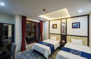 Ένα ή περισσότερα κρεβάτια σε δωμάτιο στο Tuong Minh Hotel +63 φωτογραφίες