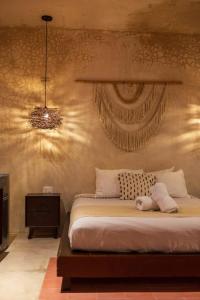 メリダにあるColonial Downtown Room 10のベッドとシャンデリアのある寝室