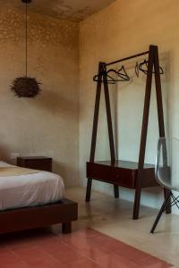 メリダにあるColonial Downtown Room 10のベッドと机と椅子のある寝室