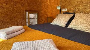ヴァルレアスにあるMaison Chaleureuse avec Terrasse Privéeのタオルが敷かれたベッドのある寝室