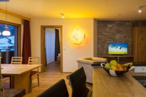 ein Wohnzimmer mit einem TV und einer Schale Obst in der Unterkunft Luxapart in Ladis