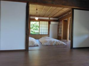 a room with two beds and a large mirror at 古民家かぐら in Tōno