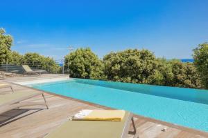 a swimming pool in a villa with a view at Villa Monticello in Monticello +40 photos