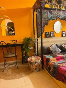 リシケーシュにあるCozy Room near Gangesのベッドとテーブルと椅子のある寝室