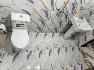 Bilik mandi di Decent Luxury Continental