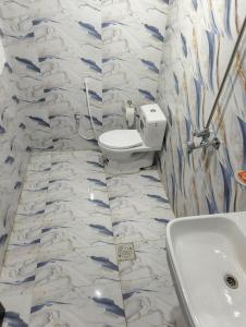 Bilik mandi di Decent Luxury Continental