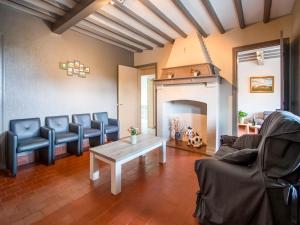 une salle d'attente avec des chaises bleues et une cheminée dans l'établissement Family Farmhouse, Ploegsteert, à Warneton 32 autres photos