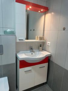 Ένα μπάνιο στο Villa Luarasi