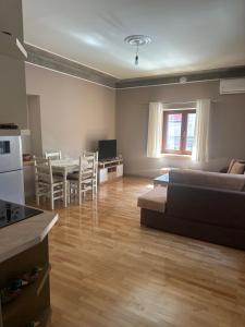 Η κουζίνα ή μικρή κουζίνα στο Villa Luarasi