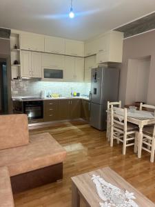 Η κουζίνα ή μικρή κουζίνα στο Villa Luarasi +7 φωτογραφίες