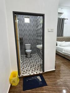 Kota BharuにあるDIRGAHAYU GRAND HALL Hotelの部屋の中にトイレ付きのバスルームがある