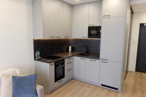 Η κουζίνα ή μικρή κουζίνα στο Warmzy Home - Modern Flat with Free Parking