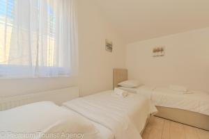 En eller flere senge i et værelse på Villa Mia