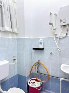 a bathroom with a shower and a toilet at POP Stay 泊居 Sungai Bakap Jawi in Kampong Gurun