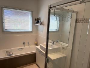 Koupelna v ubytování Rye Beach Tree Tops + 16 fotografií