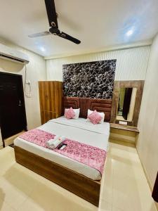 Postel nebo postele na pokoji v ubytování HOTEL RAJ - Near Railway station Haridwar