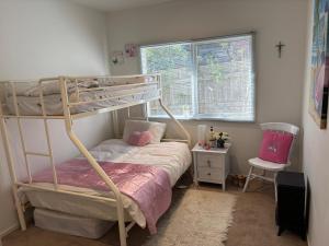 Postel nebo postele na pokoji v ubytování Rye Beach Tree Tops