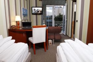 TV a/nebo společenská místnost v ubytování Bel Conti Hotel