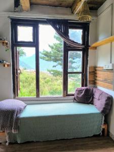 Postel nebo postele na pokoji v ubytování Entire Tiny Home near Naggar Manali