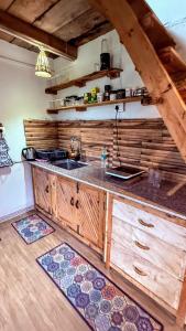 Kuchyň nebo kuchyňský kout v ubytování Entire Tiny Home near Naggar Manali