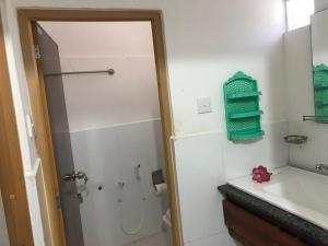 マータラにあるCome home holiday bungalow & villaのシャワーと洗面台を備えた白いバスルーム