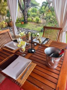a wooden table with a laptop on top of it at La Casepoz Bungalow studio in Tamarin