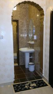 a bathroom with a sink and a mirror at شقق وغرف مفروشه خاصة وضيافه in Yanbu
