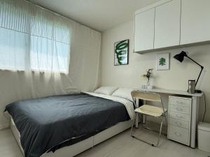 a small bedroom with a bed and a desk at 대치동 좋은방 in Seoul