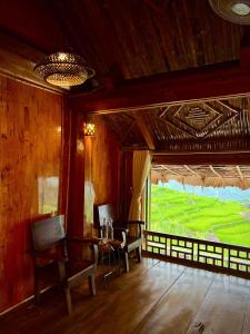 ein Raum mit Tisch und Stühlen und einem großen Fenster in der Unterkunft Pu Luong Serenity Lodge in Pu Luong + 87 Fotos