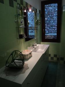 アッシジにあるB&B A Casa Tuaのバスルーム(洗面台、鏡付)